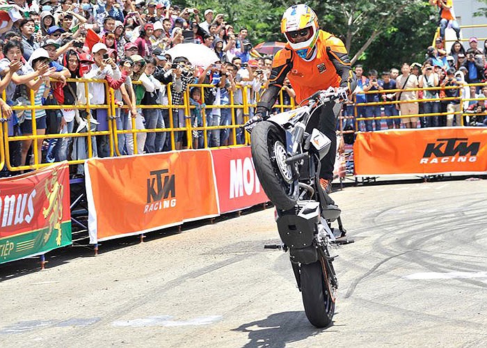 Đứng trên yên bốc đầu xe mạo hiểm. Ảnh Hoàng Trần