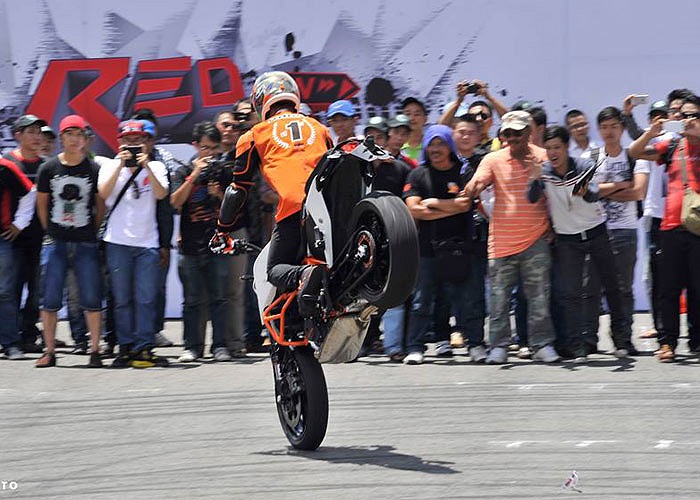 Màn phanh xe và bốc đuôi ấn tượng. Ảnh Hoàng Trần