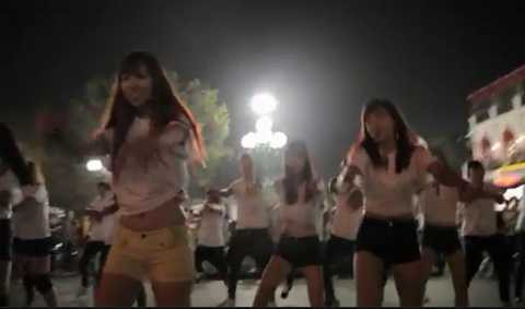 Màn nhảy ấn tượng của nhóm St.319 tại khu vực Hồ Gươm 