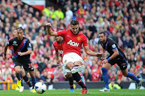 van persie đá phạt đền