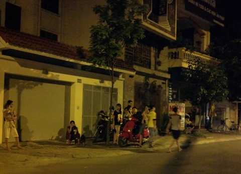 Dân Hà Nội ra đường tránh nóng vì mất điện