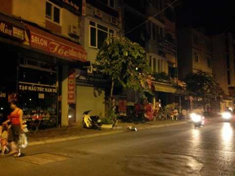 Dân Hà Nội ra đường tránh nóng vì mất điện