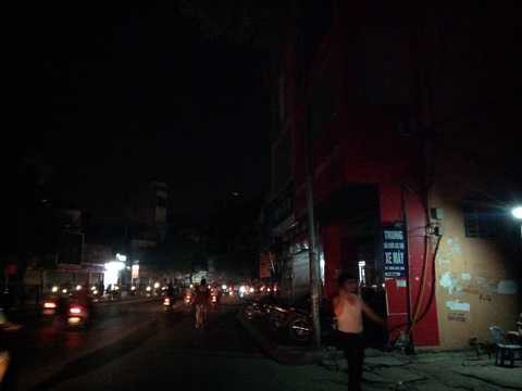 Dân Hà Nội ra đường tránh nóng vì mất điện