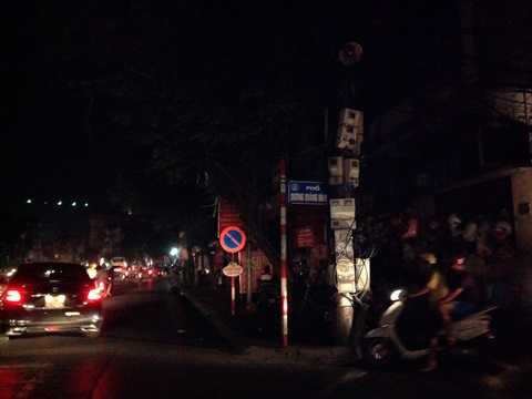 Dân Hà Nội ra đường tránh nóng vì mất điện