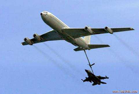 Máy bay tiếp liệu Mỹ phát nổ