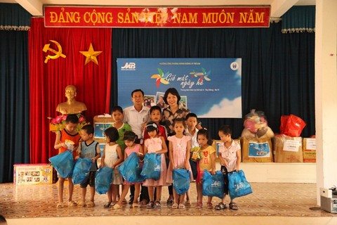 MB tặng quà cho trẻ em có hoàn cảnh đặc biệt khó khăn 