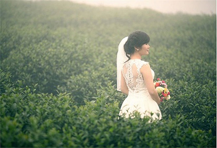 Hồng Nga tinh khôi trên những vạt đồi chè bát ngát. Có vẻ như cặp đôi đã lên vùng cao nguyên Mộc Châu để chụp những bức hình này.