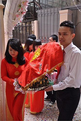 Được biết Đinh Tiến Dũng và Hồng Nga đã yêu nhau được ba năm, nhưng cả hai đều kín tiếng với báo chí.