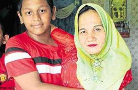 bà mẹ không tay và con