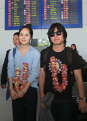 Đạo diễn Kim Ji Hoon và nữ diễn viên Hàn Quốc Han Ga In tỏ ra thân thiện và cười tươi với fan.