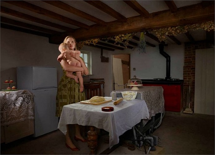 Bộ ảnh sau đây của nhiếp ảnh gia Julia Fullerton-Batten sẽ cho chúng ta thấy sự gắn bó của mối quan hệ giữa mẹ và con gái từ lúc chào đời cho tới khi trưởng thành.