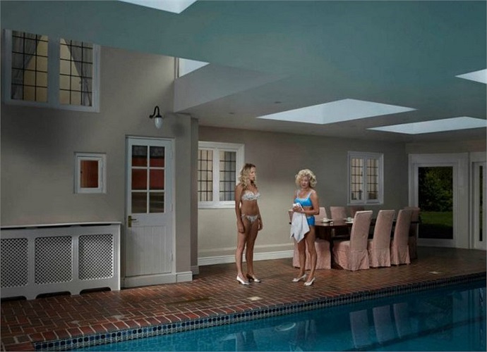 Một bà mẹ và cô con gái chuẩn bị bơi lội. Trong khi cô con gái đứng một cách hiên ngang thì người mẹ lại trông có vẻ lo lắng. 