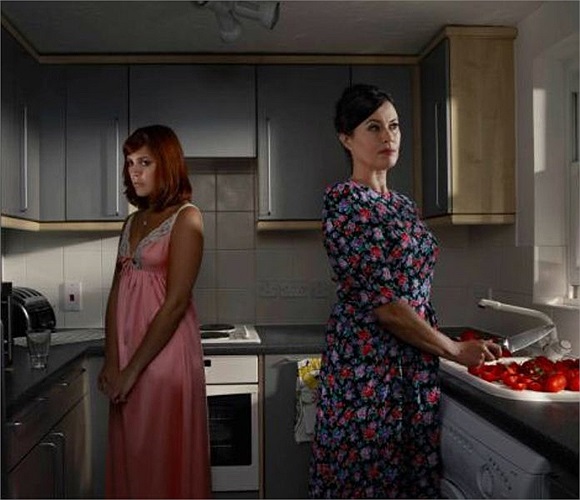 Dường như giữa hai người có một sợi dây ngăn cách.