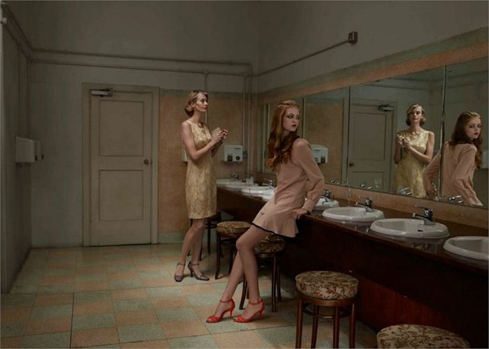 Một người mẹ nhìn con gái trong gương. Điều này cho thấy người mẹ luôn dõi theo mọi bước đi đường đời của con.