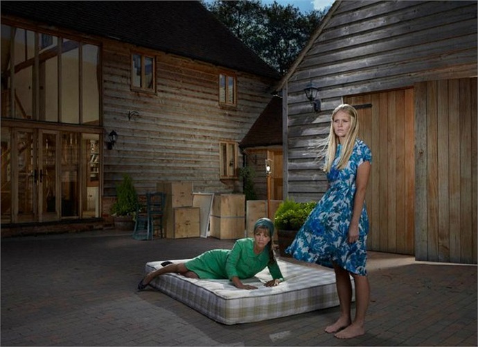 Cô con gái nhìn xa xăm trong khi người mẹ vẫn còn nằm ngã nghiêng trên giường. Có lẽ rằng cô bé đang cân nhắc cho một cuộc sống xa nhà.