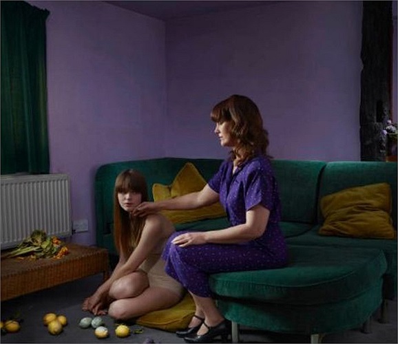 Bước vào tuổi yêu, người mẹ thường quản lý con gái chặt chẽ hơn.