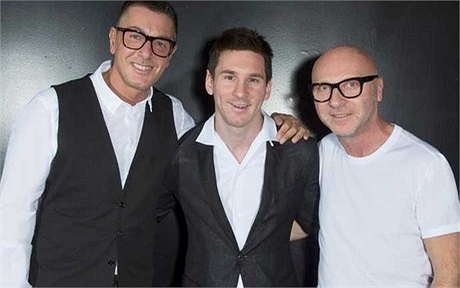 Messi chụp ảnh cùng 2 nhà thiết kế lừng danh Dolce và Gabbanna. Cả 3 người trong ảnh đều đang gặp rắc rối liên quan đến thuế.