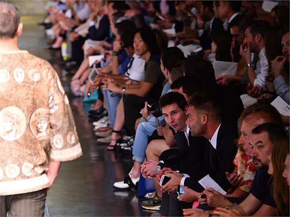 Siêu sao người Argentina xuất hiện tại tuần lễ thời trang Milan.