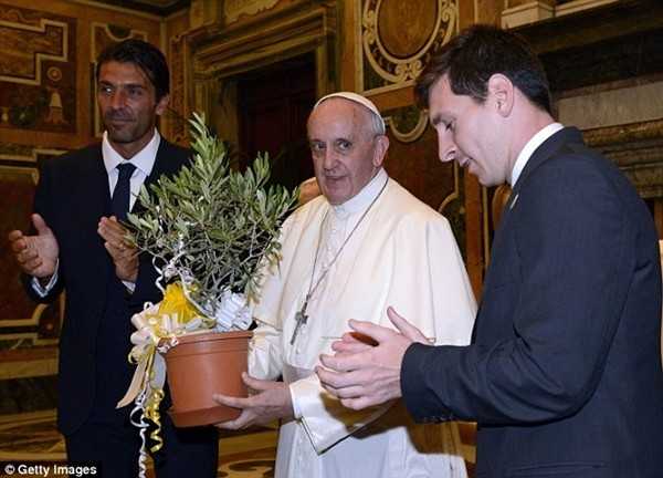 Messi-Buffon-giáo hoàng