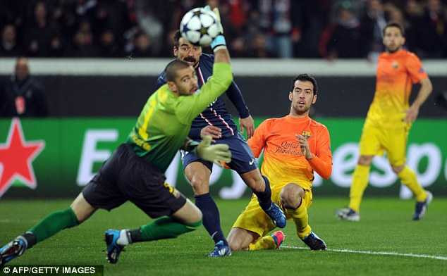 Messi đọ tài Ibra, Barca nín thở rời Paris