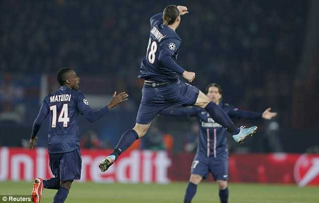 Messi đọ tài Ibra, Barca nín thở rời Paris