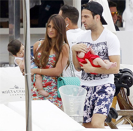 Cách đây vài hôm, Fabregas cùng bạn gái Messi, Roccuzzo bị bắt gặp đi dạo cùng nhau