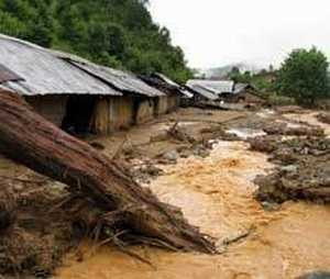 Mưa dông ở các tỉnh Bắc Bộ tiếp tục gây lũ và sạt lở 