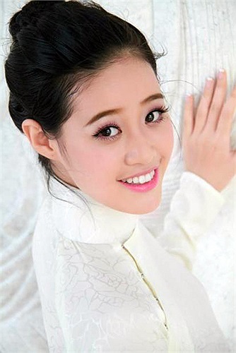 (VTC News)- Vượt qua hàng ngàn nữ sinh khắp cả nước Nguyễn Trần Khánh Vân đã giành danh hiệu cao nhất trong cuộc thi Miss Áo dài nữ sinh Việt Nam 2013