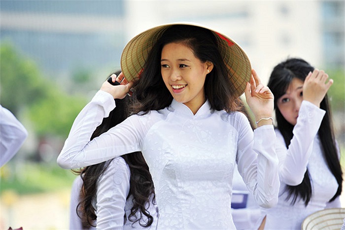 Khánh Vân được các nhiếp ảnh gia khen ngợi về sự làm việc nghiêm túc