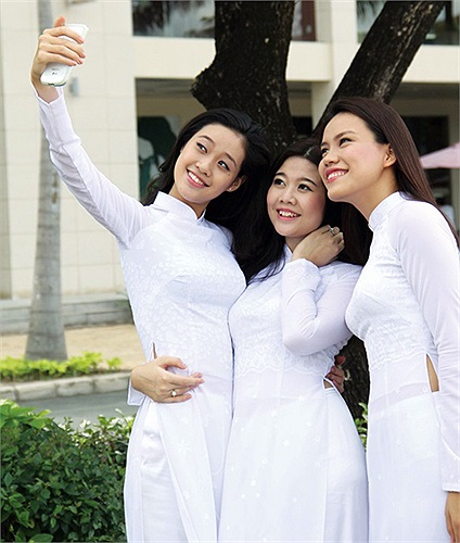 Những lúc rảnh rỗi, cô bạn này cũng thường tạo dáng xì tin cùng bạn bè