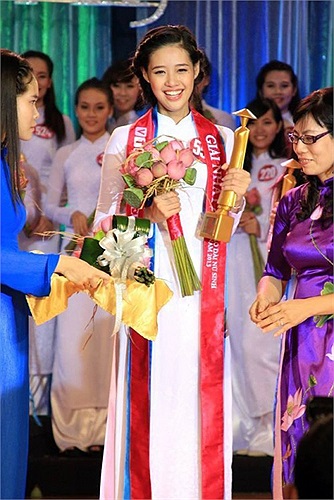 Danh hiệu Miss Áo dài nữ sinh Việt Nam 2013 là phần thưởng xứng đáng cho cô gái 18 tuổi này