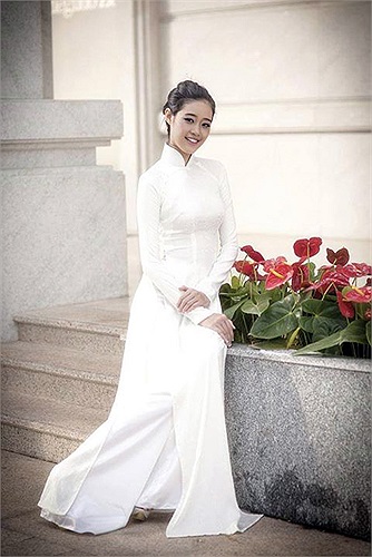 Cô gái thích nghe nhạc cổ điển không lời, thích sum vầy cùng gia đình và bạn bè, đi dạo và đọc dách. 