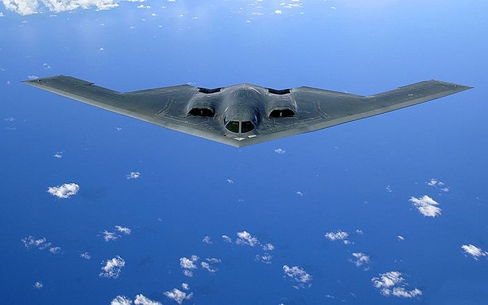 Máy bay ném bom tàng hình B-2 Spirit của Không quân Mỹ trên bầu trời