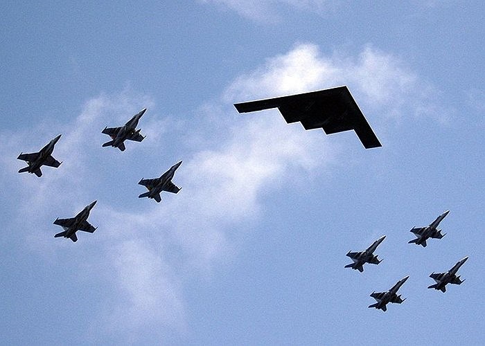 B-2 tham gia đội hình bay nghệ thuật của Hải quân Mỹ