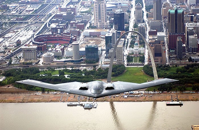 B-2 lượn trên thành phố St. Louis, Bang Missouri, Mỹ
