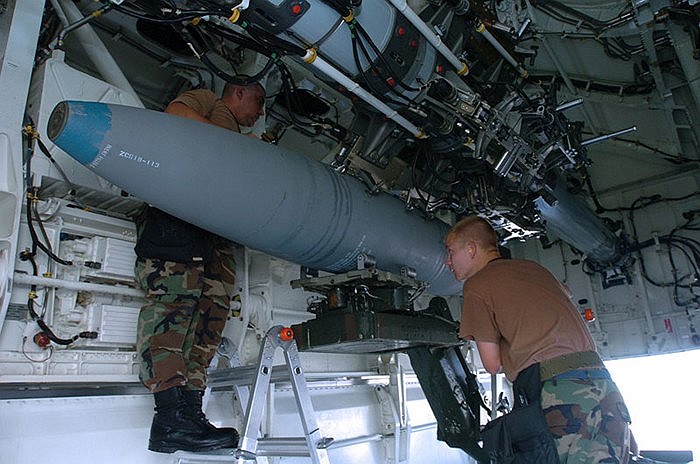Nạp bom BDU-56 cho B-2 trước khi làm nhiệm vụ năm 2004