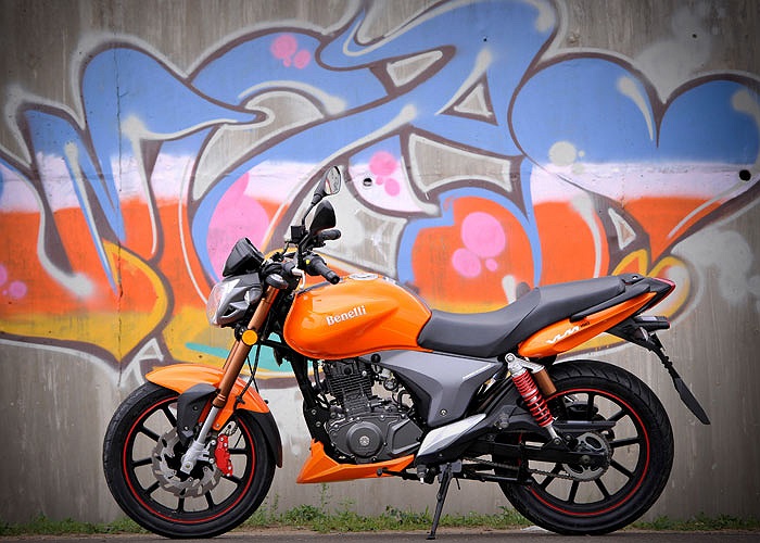 Ngoại trừ vòng tua máy giữ dạng kim truyền thống, các thông số còn lại như báo lượng nhiên liệu, vận tốc chạy, tín hiệu đèn báo rẽ được hiển thị trên cụm đồng hồ trung tâm dưới dạng điện tử.