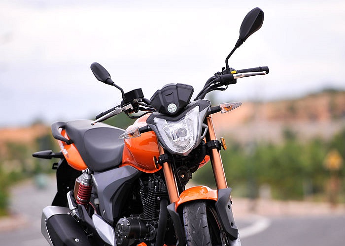 Ngoài ra, đồng hồ dạng màn hình LED này còn cung cấp thêm thông số về quãng đường hành trình, hiển thị giờ và báo cấp số.