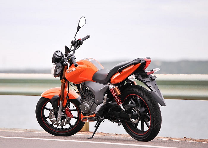 Bình xăng được thiết kế thuôn dài có dung tích 17 lít kết hợp khác bắt mắt với yên xe dáng dài có trang trí viền chỉ đỏ cùng hàng chữ Benelli in chìm. 