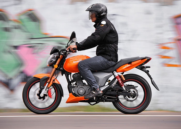 Tay xách thiết kế khá tiện lợi giúp dắt xe dễ dàng hơn. 