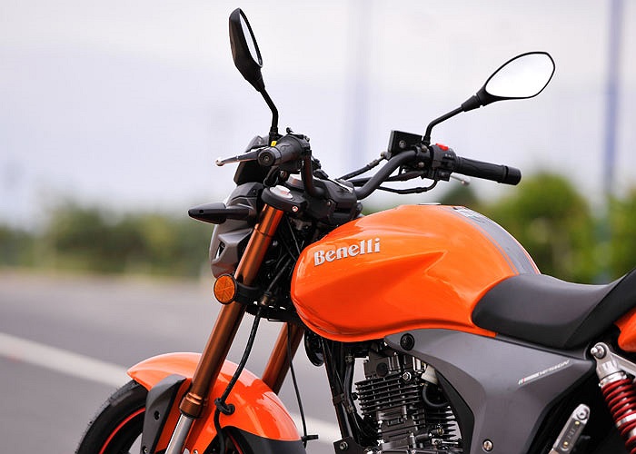 Xe còn được trang bị chân chống điện đá chống tắt máy, cùng hệ thống khóa chống trộm.