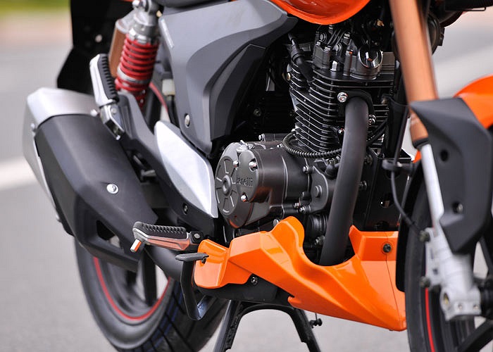 Dù là xe cỡ nhỏ nhưng Benelli VLM 150 2013 được trang bị đĩa phanh 2 piston, với đĩa phanh trước đường kính 260mm và sau 240mm. Lốp trước có kích thước 100/80-17, lốp sau là 130/70/17.