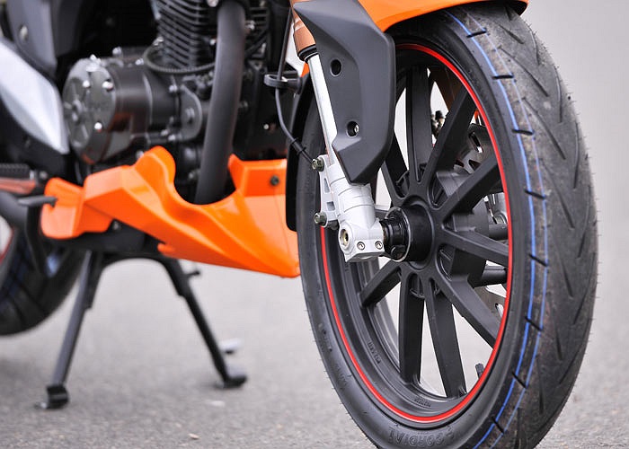 Giảm xóc trước dạng hành trình ngược (up-side-down) và giảm xóc sau dạng đôi có trợ lực dầu (có thể bơm thêm khí nén). Độ cao yên xe là 770mm phù hợp với vóc người Á Đông. 