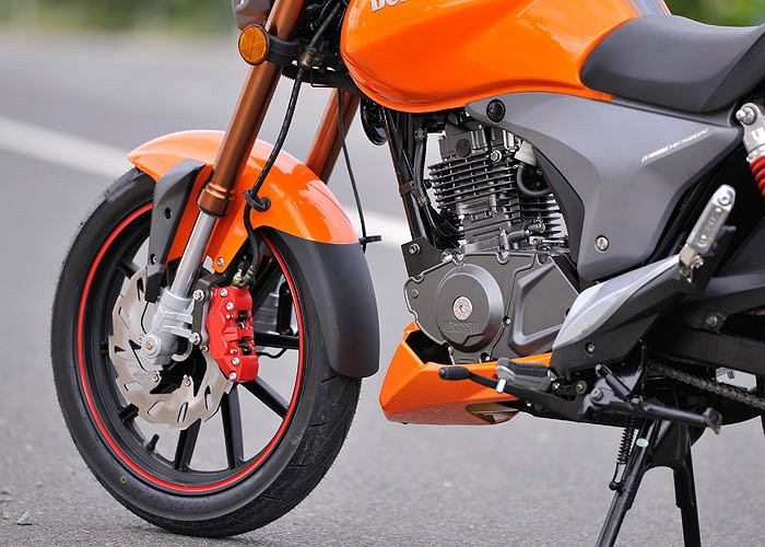 Xe sử dụng động cơ xi-lanh đơn dung tích thực 148 phân khối, làm mát bằng gió, công suất tối đa 11,7 mã lực tại 8.000 vòng/phút, momen xoắn cực đại 11Nm ở 6.000 vòng/phút cùng hộp số 5 cấp, truyền động bằng xích. 