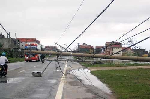 Bão số 10 đã làm nhiều điểm tại Quảng Bình mất điện nên nhiều người dân không sử dụng được ĐTDĐ vì hết pin