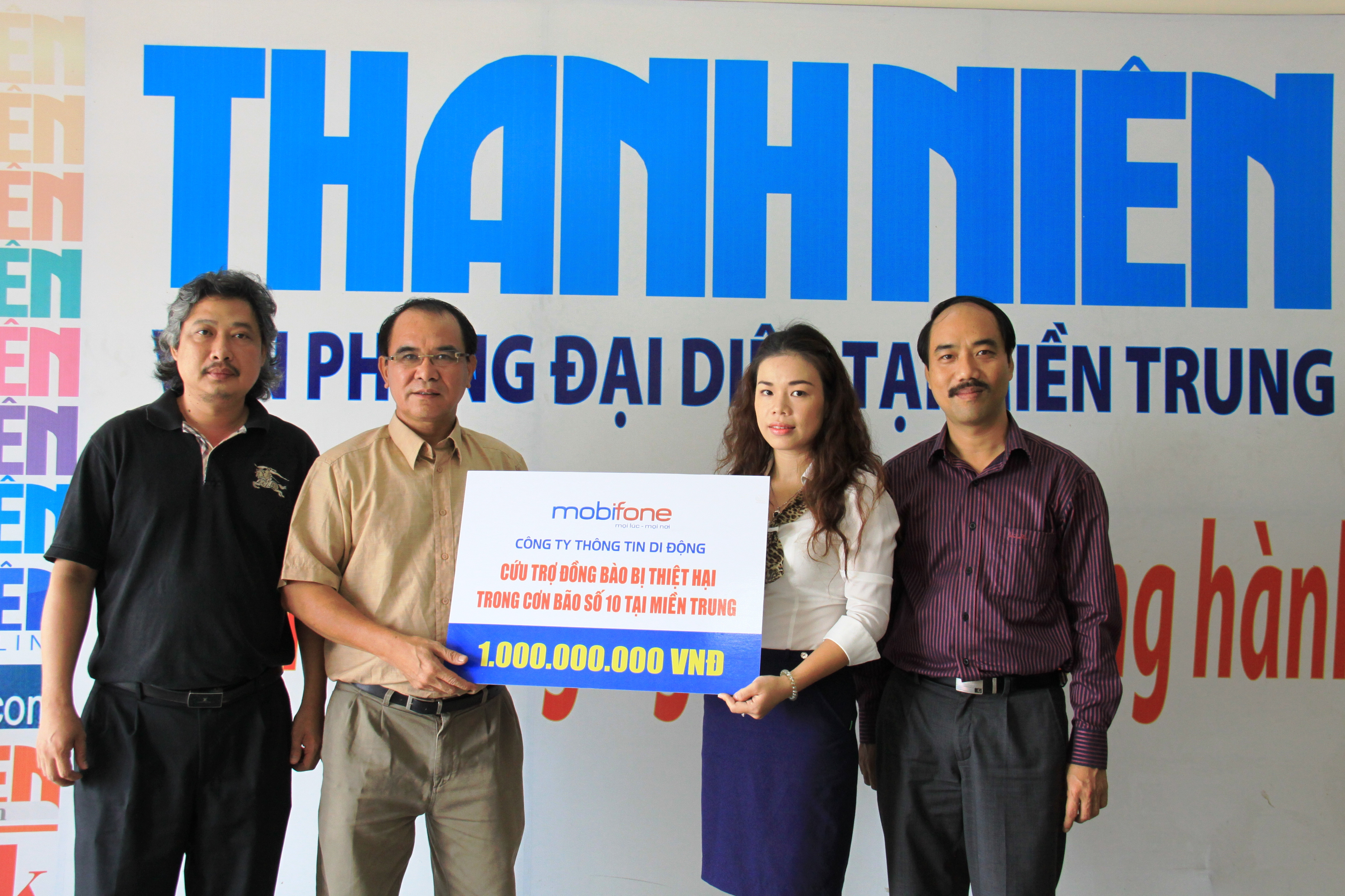 Lãnh đạo Công ty MobiFone đã ủng hộ toàn bộ số tiền Một tỷ đồng quyên góp được tới đồng bào miền Trung thông qua văn phòng đại diện Báo Thanh Niên tại miền Trung ngày 06/10/2013.