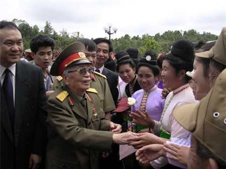  Đại tướng nói chuyện với đồng bào Điện Biên năm 2004. Ảnh: Đoàn Hoài Trung.