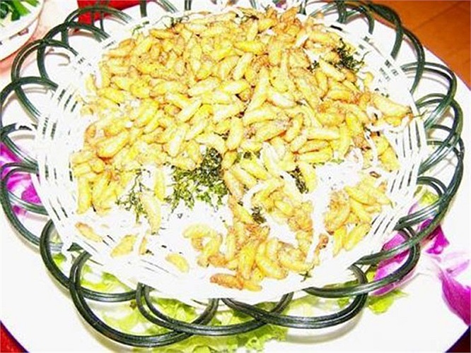 Ấu trùng ong: Món nhộng ong này trông qua thì khá giống một đĩa ăn toàn... giun, nhưng rõ ràng là chúng béo ngậy hơn, thơm ngon hơn, và sự thực thì nhộng ong chứa cực kỳ nhiều protein bổ dưỡng. 