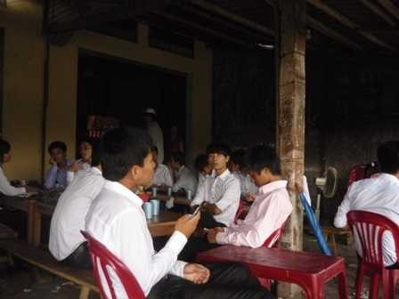 nhân viên Lô Hội trà đá vỉa hè vtc