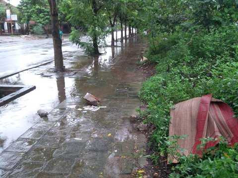 Hà Nội: Phát hiện thi thể 1 phụ nữ bên vỉa hè